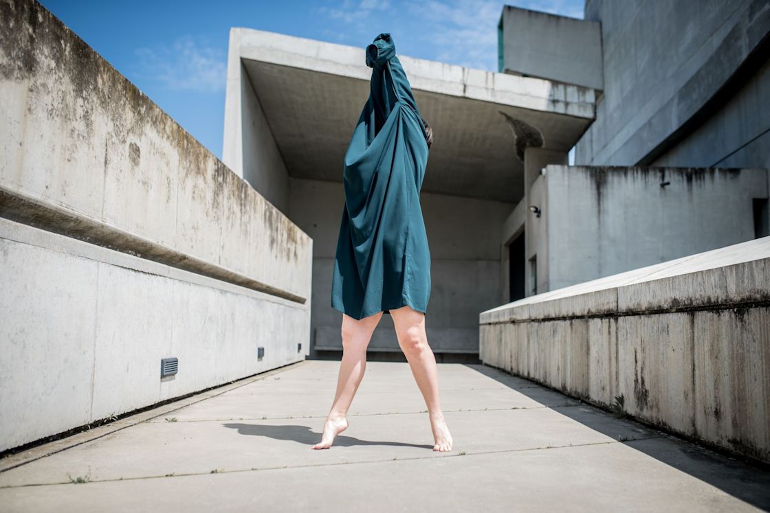 Photo danse contemporaine Caroline Guttierez Site le Corbusier Firminy