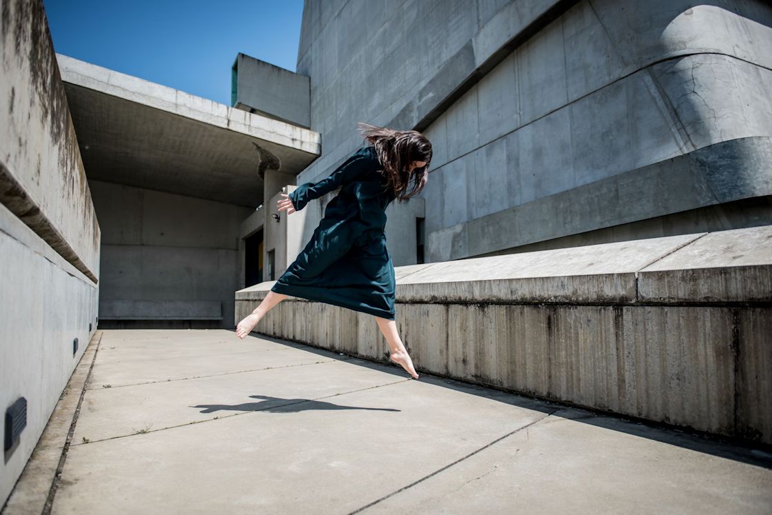 Photo danse contemporaine Caroline Guttierez Site le Corbusier Firminy