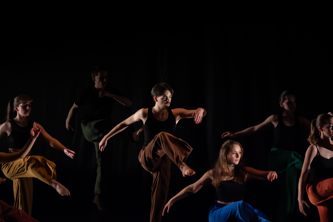 Photo de danse, théâtre et musique pour le festival les Arthémiades au Théâtre Astrée de Villeurbanne en Mai 2024