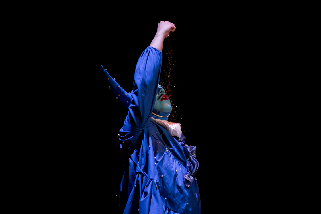 Photo performance drag festival Arthémmiades 2024 au Théâtre Astrée à Villeurbanne