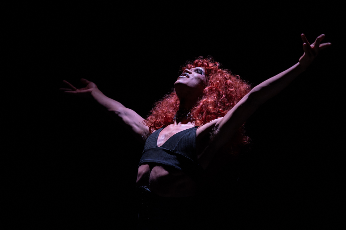 Photo performance drag festival Arthémmiades 2024 au Théâtre Astrée à Villeurbanne