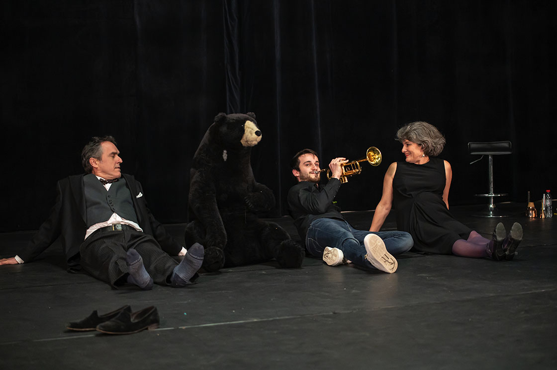 Photographie de théâtre avec la Compagnie Chiloé pour sa pièce ça bavarde les choses à la friche Lamartine en février 2023