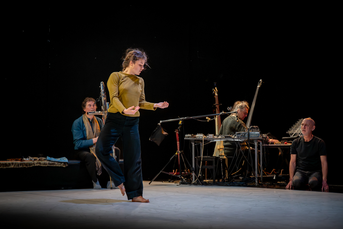 Photographie de danse contemporaine à l’espace Pasolini de Valenciennes pour les écoutes sonores en 2026