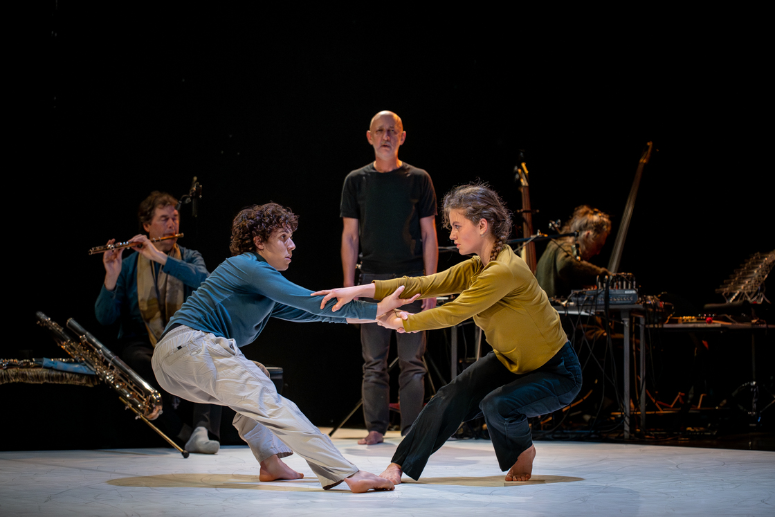 Photographie de danse contemporaine à l’espace Pasolini de Valenciennes pour les écoutes sonores en 2026