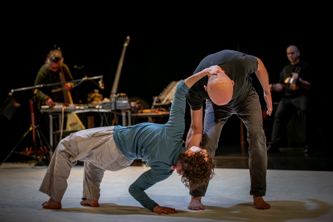 Photographie de danse contemporaine à l’espace Pasolini de Valenciennes pour les écoutes sonores en 2026