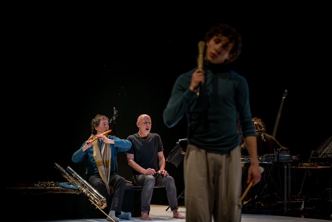 Photographie de danse contemporaine à l’espace Pasolini de Valenciennes pour les écoutes sonores en 2026