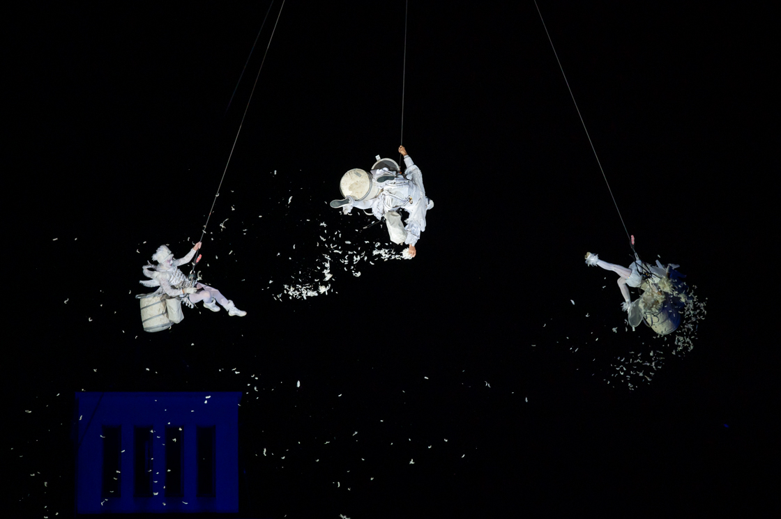 Photo arts de la rue compagnie gratte ciel Place des Anges festival les invites villeurbanne 2024