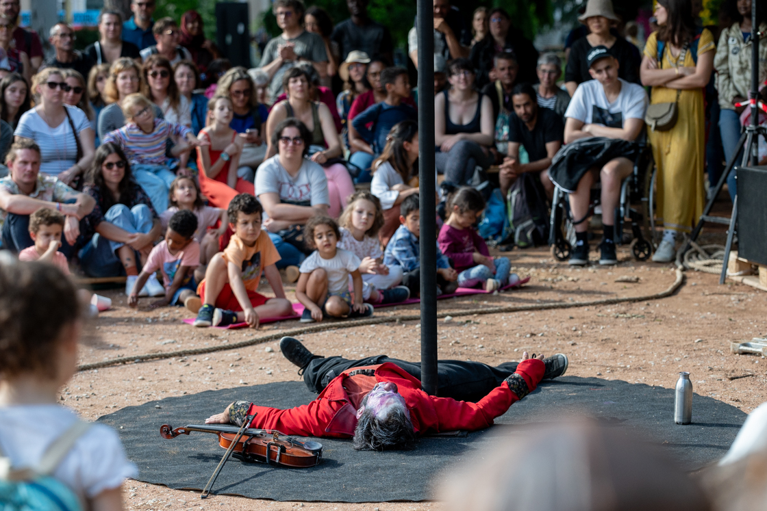 Photo arts du cirque compagnie galapiat cirque La Brise de la Pastille festival les invites villeurbanne 2024