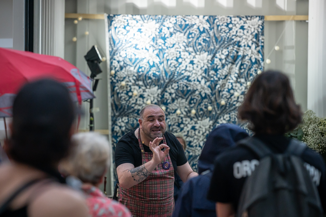 Photographie arts de la rue Christophe Pavia Mystérieuses coiffures festival les invites villeurbanne 2024