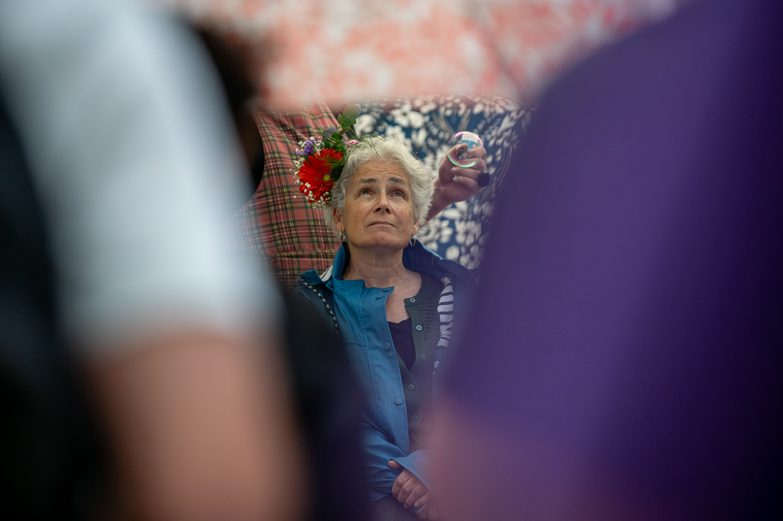 Photo arts de la rue Christophe Pavia Mystérieuses coiffures festival les invites villeurbanne 2024