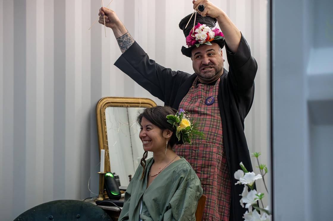 Photo arts de la rue Christophe Pavia Mystérieuses coiffures festival les invites villeurbanne 2024