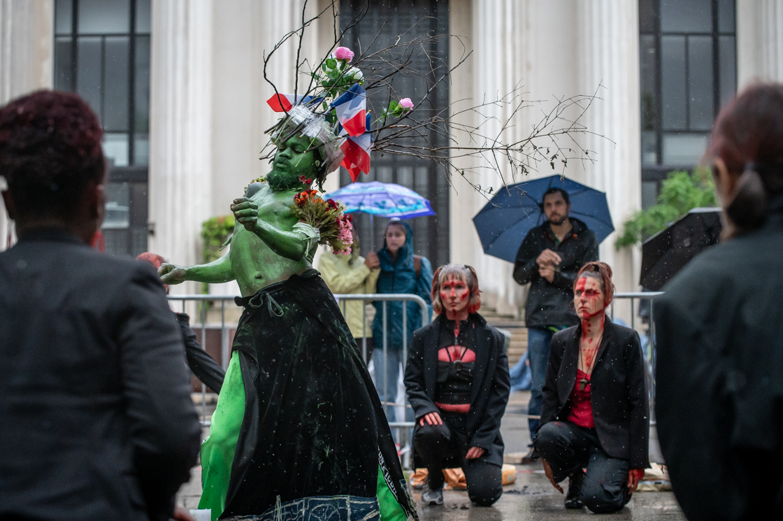 Photo arts de la rue et danse Zora Snake Faire Poing Commun festival les invites villeurbanne 2024