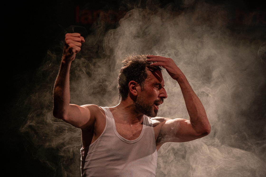 Photographie pièce de théâtre The Freedom Theatre Ahmed Tobasi festival les invites villeurbanne 2024