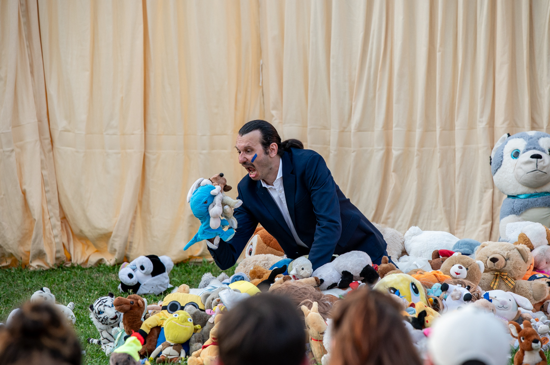 Photographie pièce de théâtre l’Arrière Pays Comagnie Les 3 points de suspension et 3615 Dakota festival les invites villeurbanne 2024