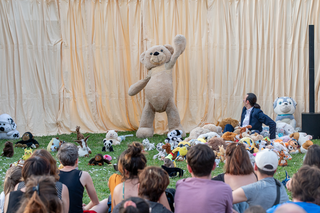 Photo pièce de théâtre l’Arrière Pays Comagnie Les 3 points de suspension et 3615 Dakota festival les invites villeurbanne 2024