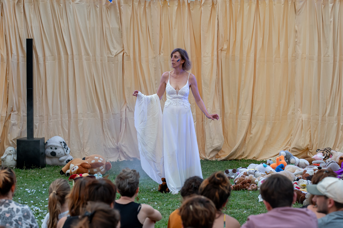 Photo pièce de théâtre l’Arrière Pays Comagnie Les 3 points de suspension et 3615 Dakota festival les invites villeurbanne 2024