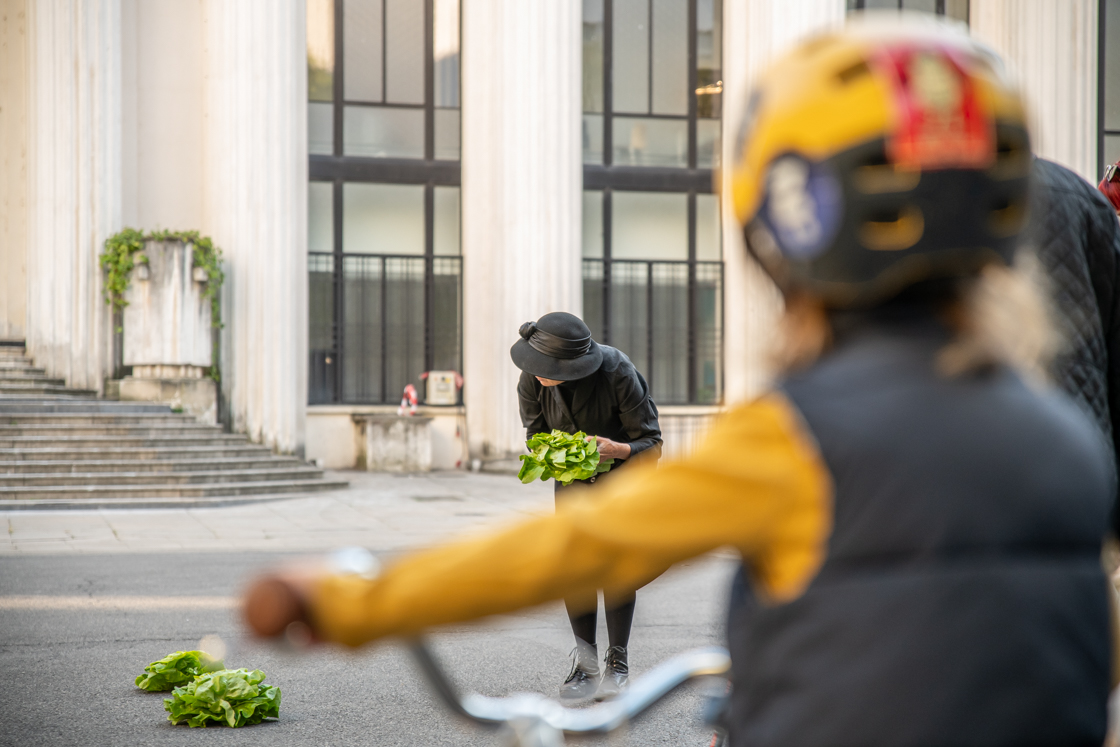 Photo arts de la rue performance de rose princesses peluches ateliers frappaz villeurbanne